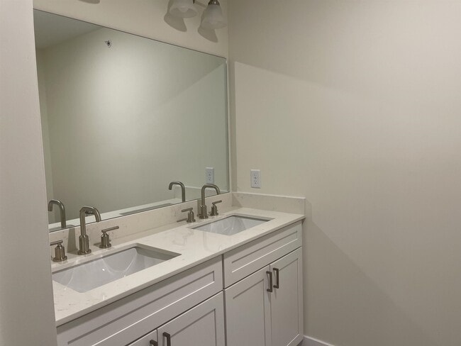 Building Photo - 15 Suffolk Rd