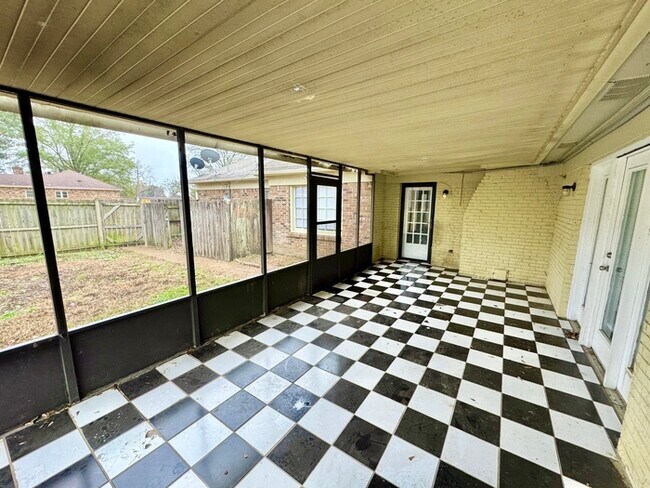 Building Photo - 2664 Richwood St