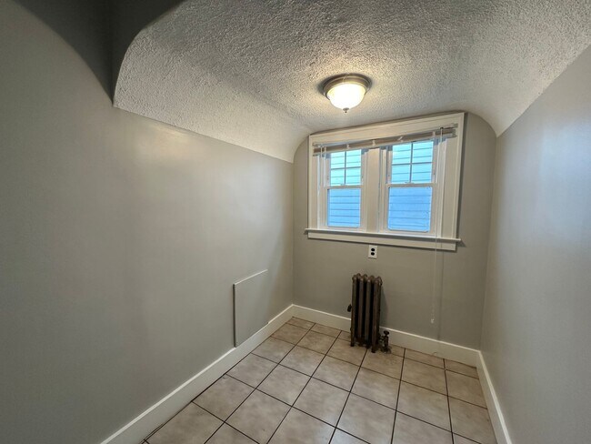 Building Photo - Gigantic 5 bedroom home on the NW side of ...
