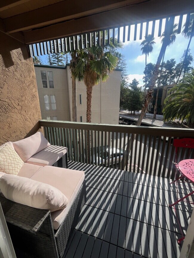 Building Photo - "Chic 2-Bed Condo in Walnut Creek with Sleek Granite Countertops - 790 Sq Ft of Modern Living!"