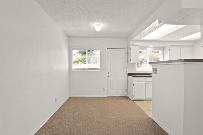 Building Photo - Refreshed 1 Bed 1 Bath Apartment with Parking