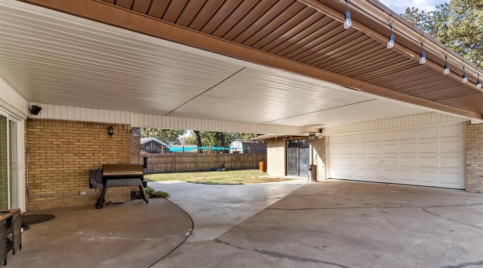 Building Photo - 1521 Oak Creek Dr