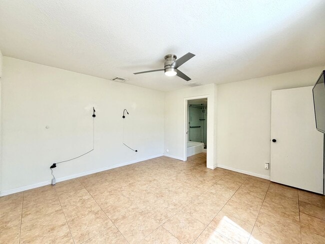 Building Photo - 112 Willow Lake Dr