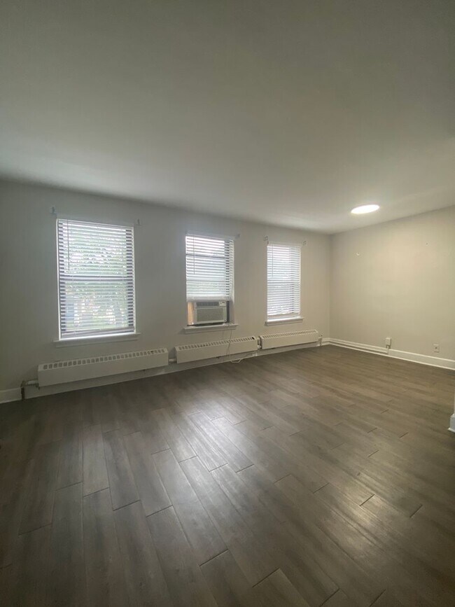 Building Photo - Renovated Studio Apt in Dogtown!