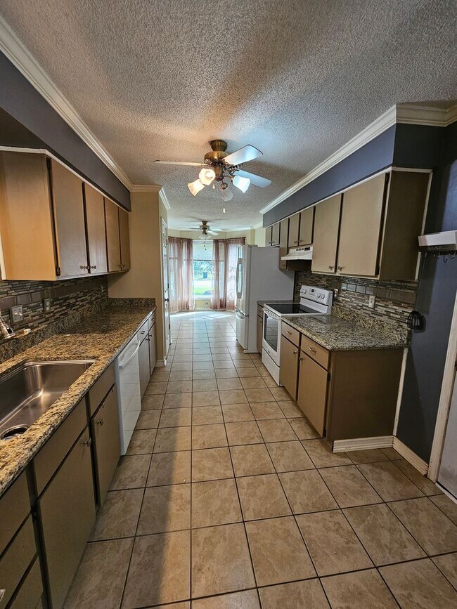 Building Photo - UPDATED Beautiful 3 bedroom 2 bathroom