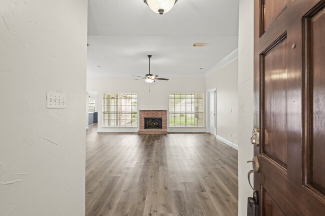 Building Photo - Beautifully updated 3-bedroom, 2-bath single-story home in Pearland's highly sought-after Country...