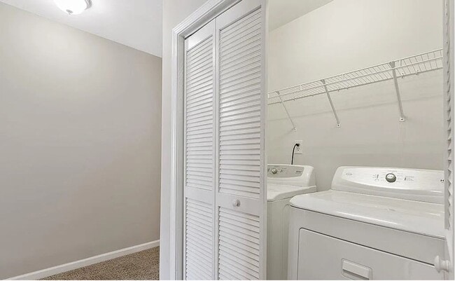 Building Photo - MUST SEE !! 3bd 3.5ba Townhome in Fuquay V...