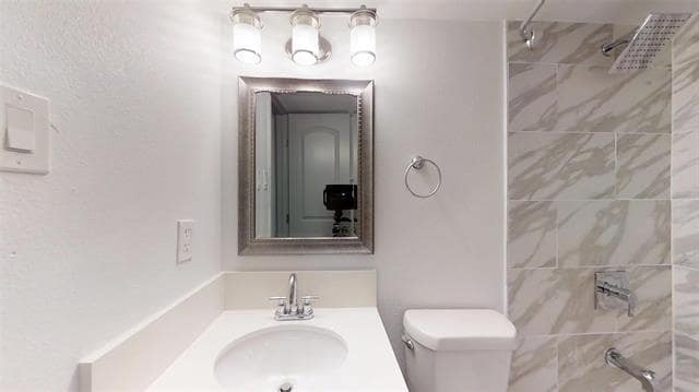 Building Photo - 404 E 9th St