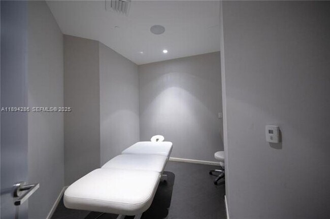 Building Photo - 1300 Brickell Bay Dr