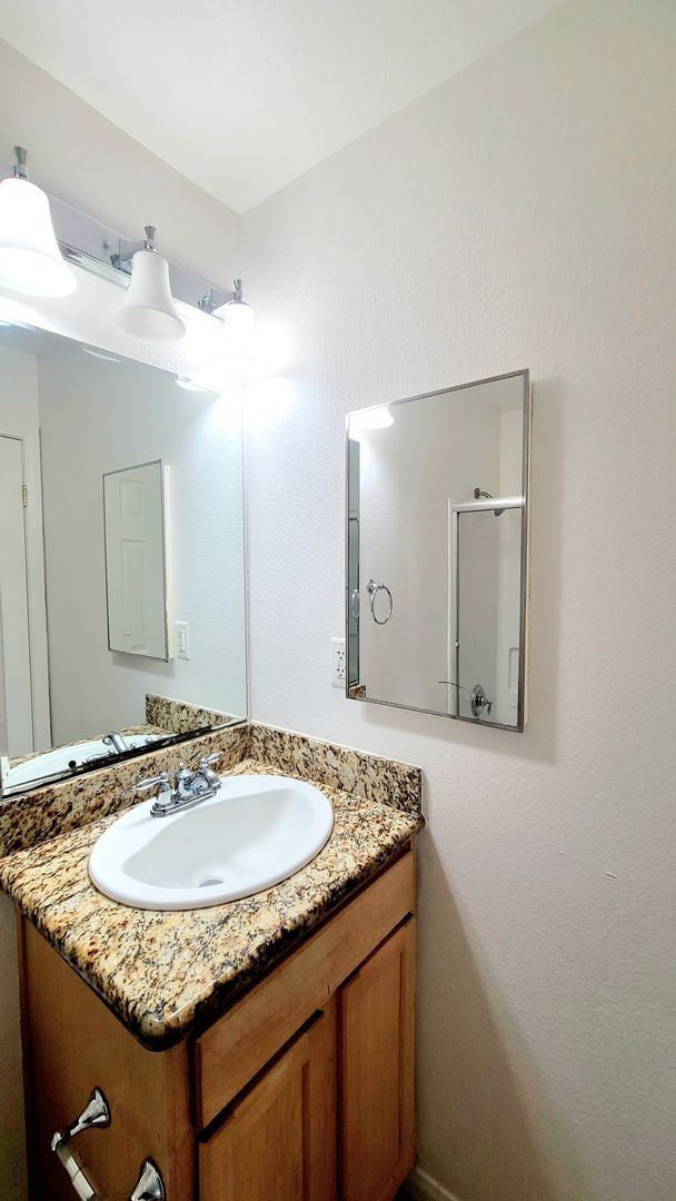 Building Photo - Perfect Single Story Condo Available!