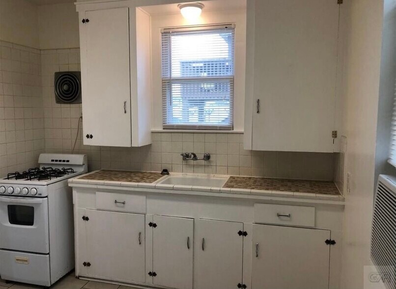 Building Photo - 2016 57th St