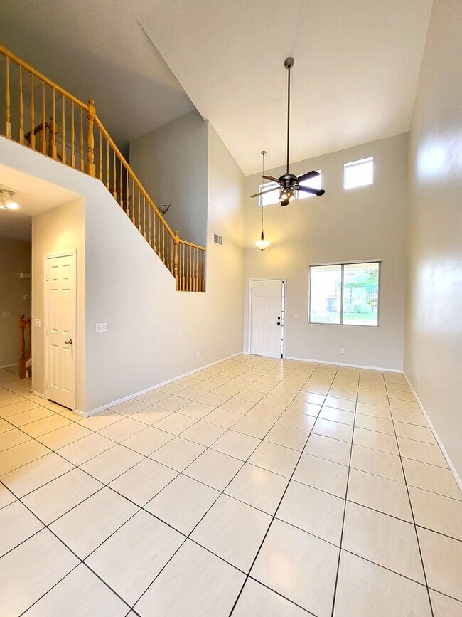 Building Photo - 4 Bedroom House, Private Pool,  Large Pets Welcome