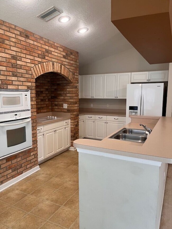 Building Photo - 3 Bedroom 2 Bath