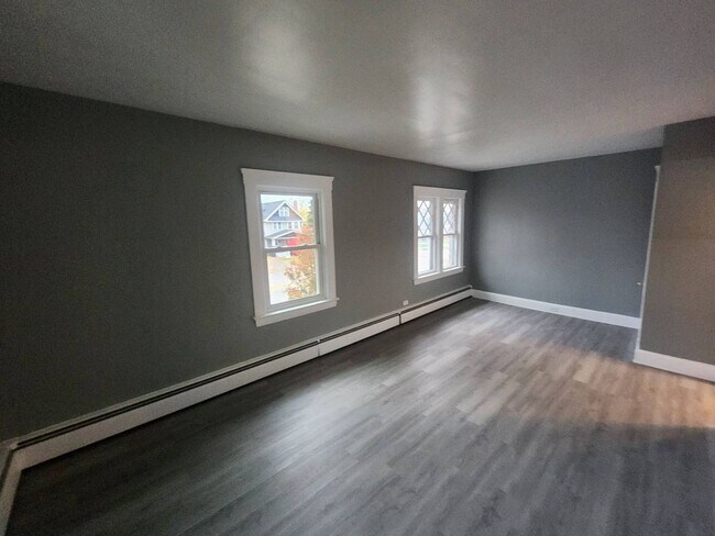 Building Photo - 1571 Dille Rd