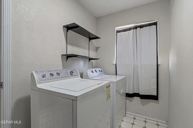 Building Photo - 604 La Chapa Ave