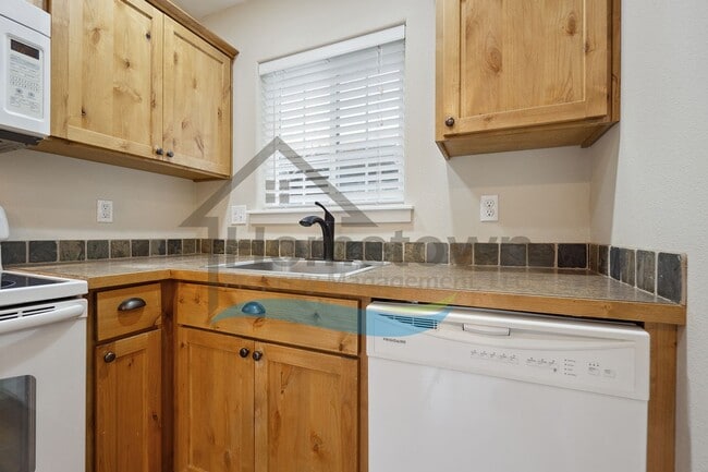 Building Photo - 1 Bedroom 1 Bath Cottage with Off Street P...