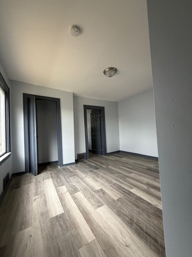 Building Photo - 4 bedroom 2 full bathroom!