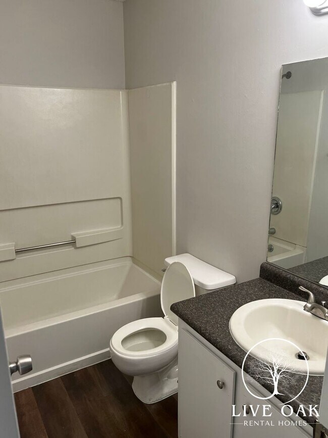 Building Photo - MOVE-IN SPECIAL: $500 OFF 1st MONTH'S RENT!**