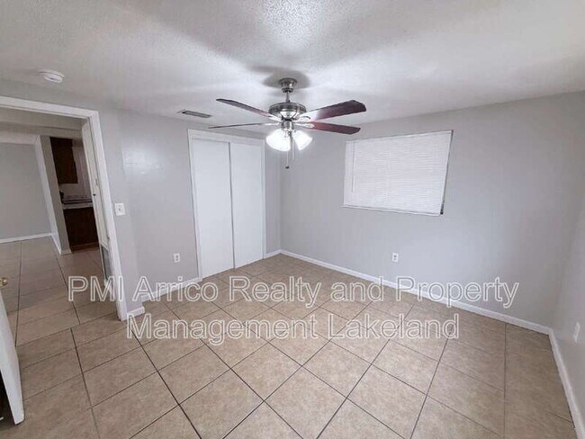 Building Photo - 827 W Carole St