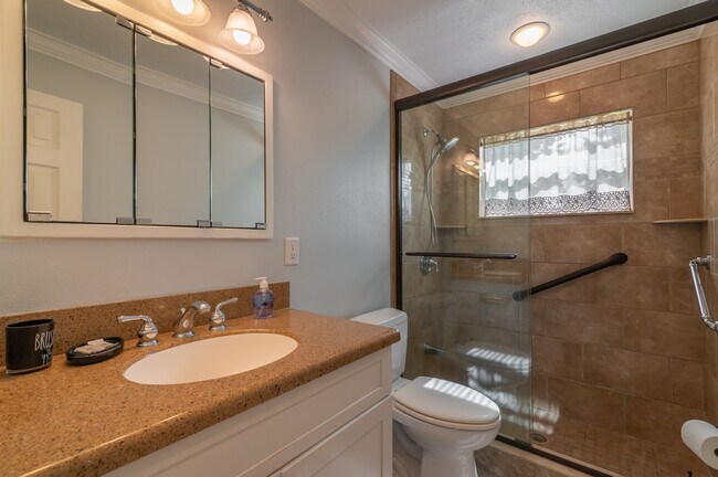 Building Photo - 2130 Pinehurst St