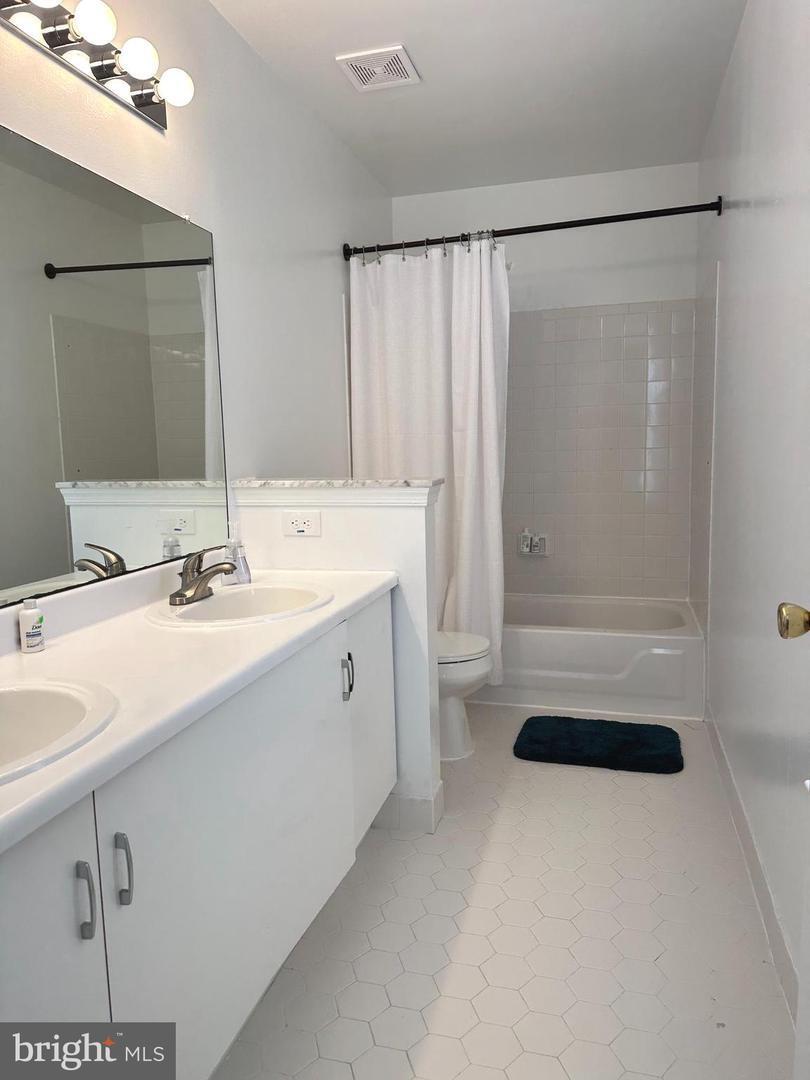 Building Photo - 10 Starboard Ct