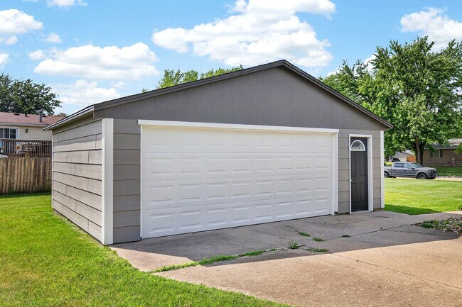 Building Photo - GREAT NEIGHBORHOOD!! 3 Bedroom, 1 Bath Home in Ankeny