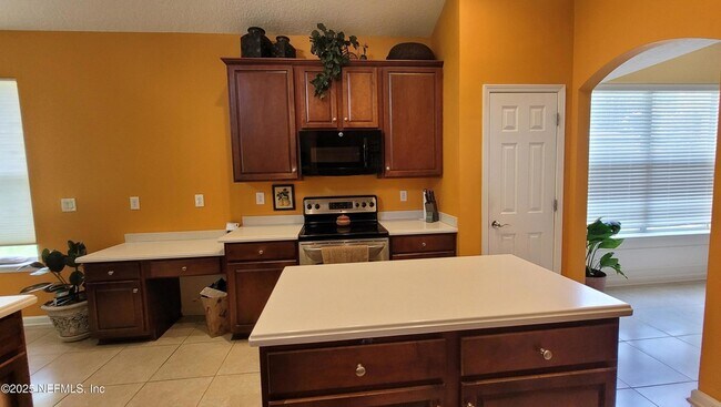 Building Photo - 8247 Hedgewood Dr
