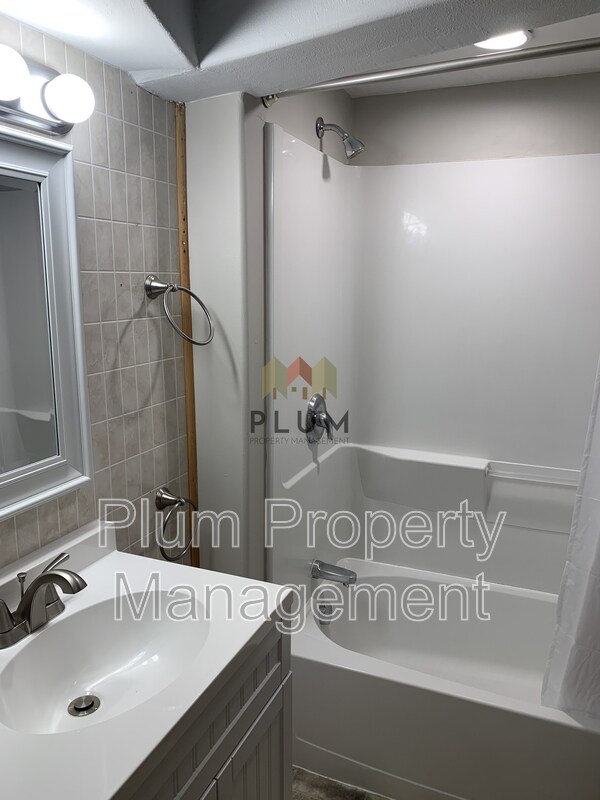 Building Photo - 2318 S 10th St W