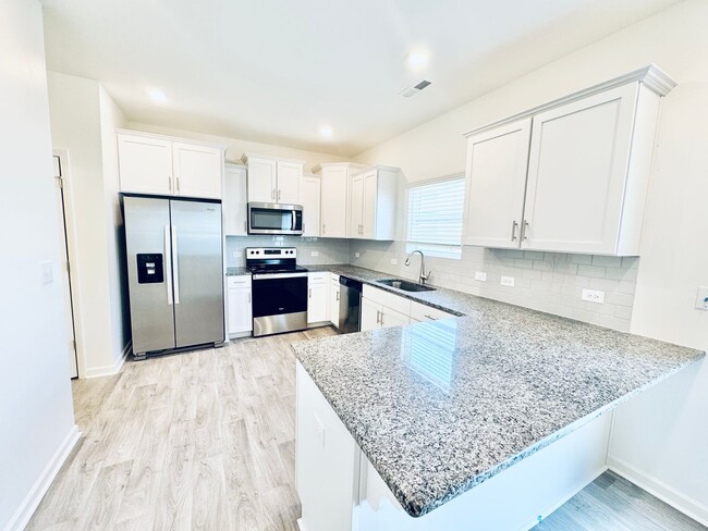 Building Photo - BEAUTIFUL 3BD/2.5BTH Townhome - Belmont -July/August Move In