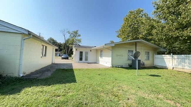 Building Photo - 3BR/1BA House with Garage- Coming Soon!