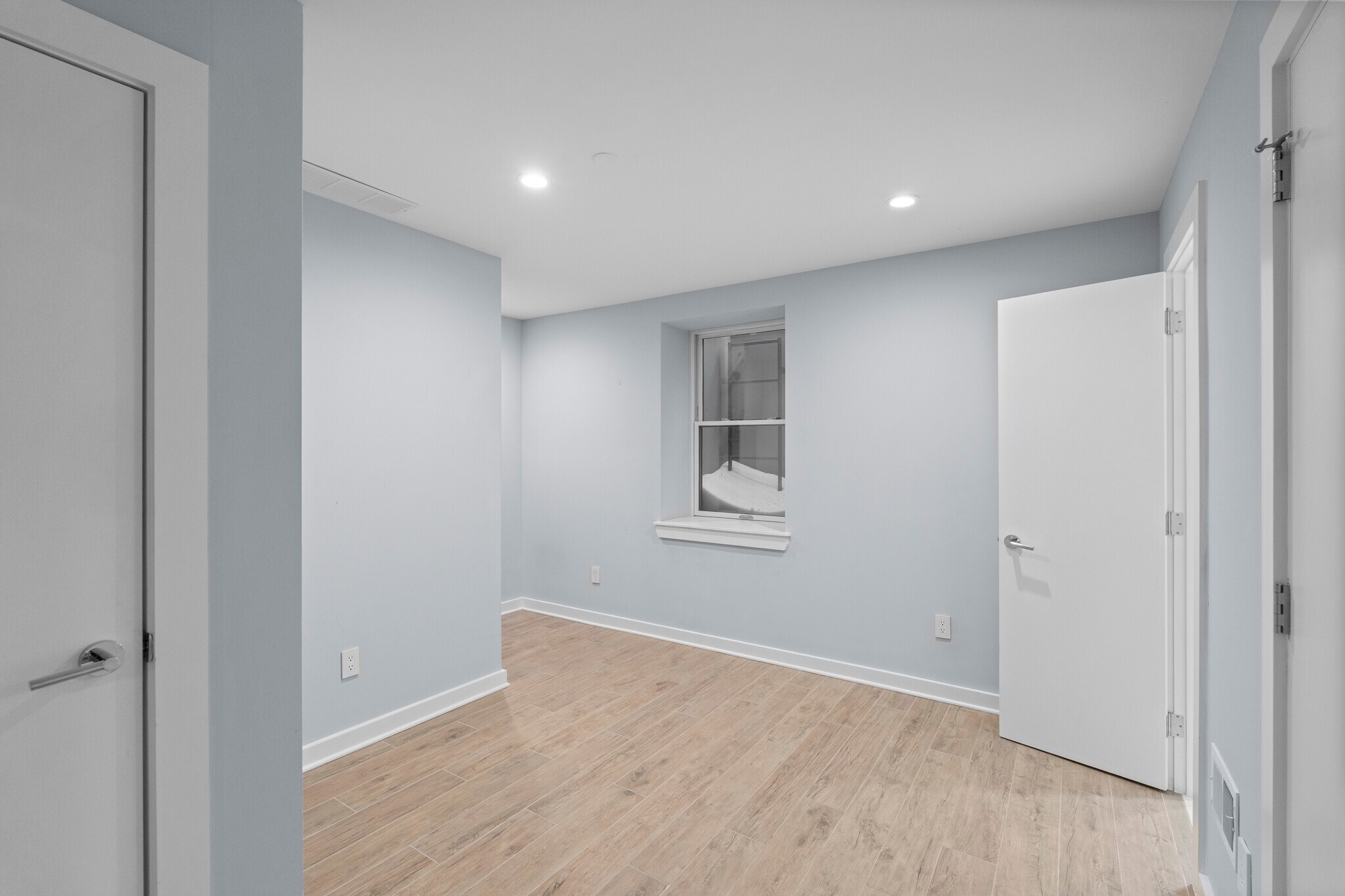 Building Photo - 869 Corinthian Ave