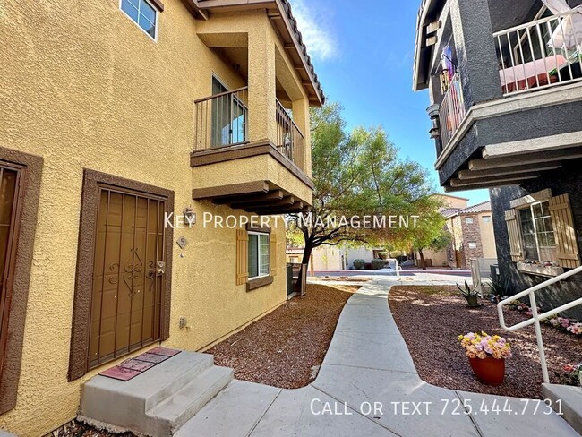 Building Photo - TRI-LEVEL 3 BEDROOM, 2.5 BATH TOWNHOME IN ...