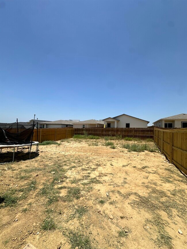 Building Photo - 4018 Ave Fenix Dr