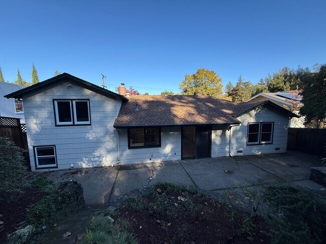 Building Photo - THREE BEDROOM /TWO BATH HOME, JUST A FEW BLOCKS FROM DOWNTOWN LARKSPUR