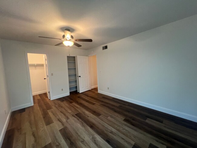 Building Photo - NEWLY 2/1.5 UPDATED Clearwater townhome/condo