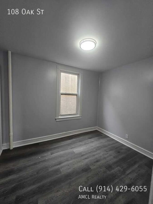 Building Photo - 108 Oak St