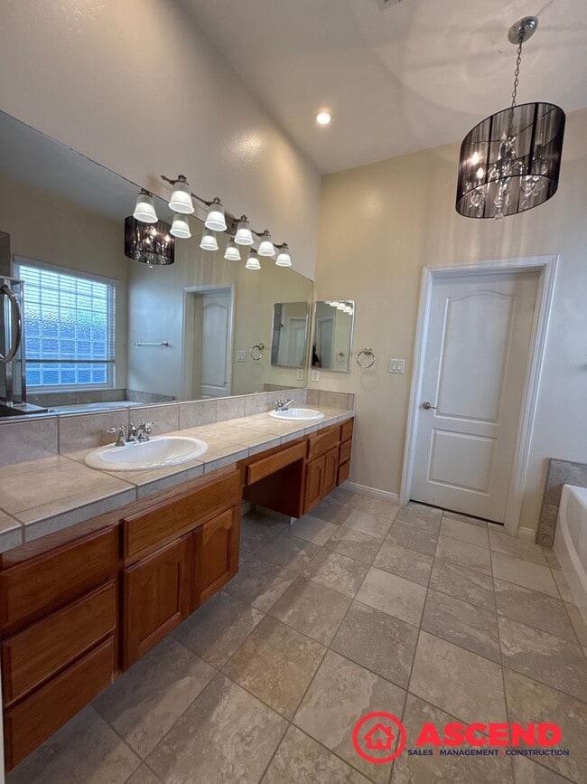 Building Photo - ** Move In Special! **Charming Home in Olive Dr Area!