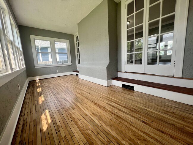 Building Photo - Breathtaking 3 bedroom 1 bath house in Minneapolis!!