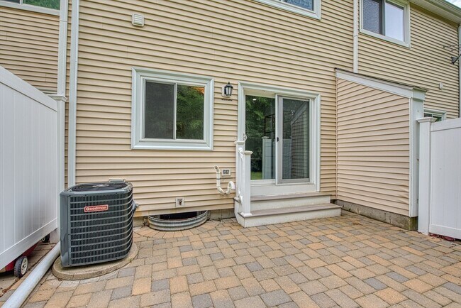 Building Photo - 28 Gaslight Ln