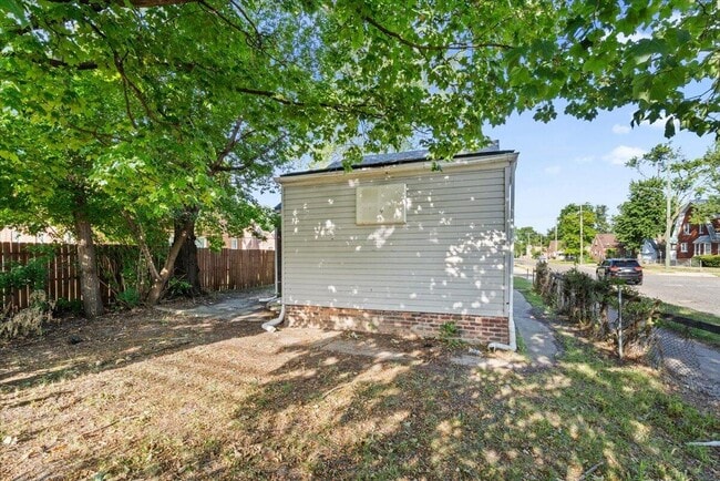 Building Photo - 16682 Tracey St