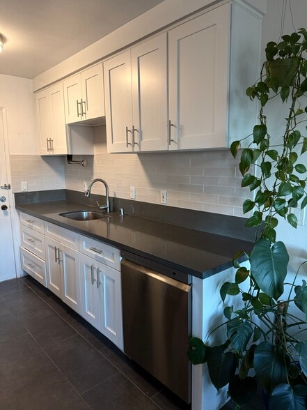 Building Photo - 525 N Sycamore Ave