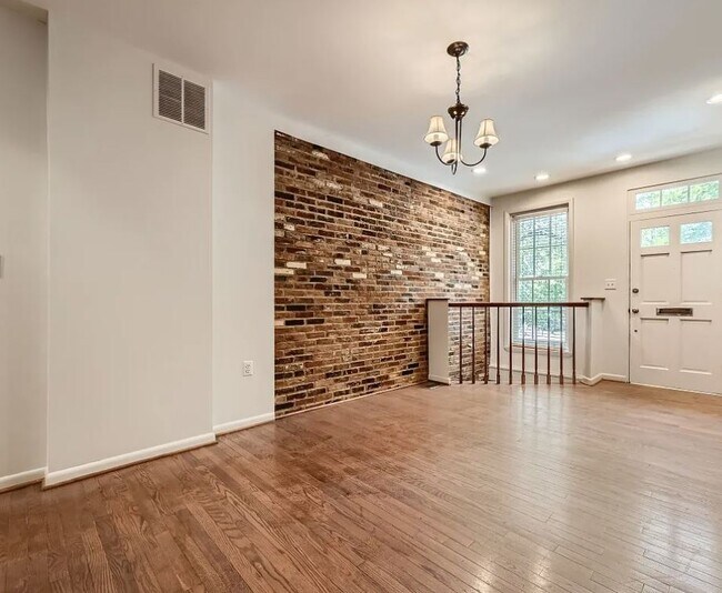 Building Photo - 827 S Charles St