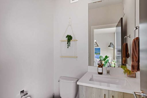 Building Photo - Modern City Living Near Downtown Denver Av...