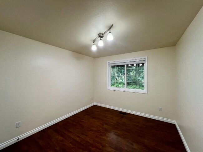 Building Photo - Renovated 3BD w/ Large Shop