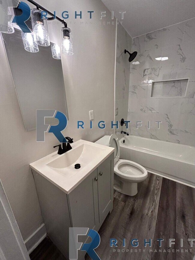 Building Photo - Newly Renovated House in Columbus