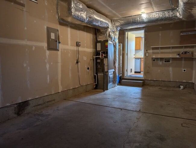 Building Photo - 3-Bedroom, 2.5-Bath Home Close To River Road In Eugene!