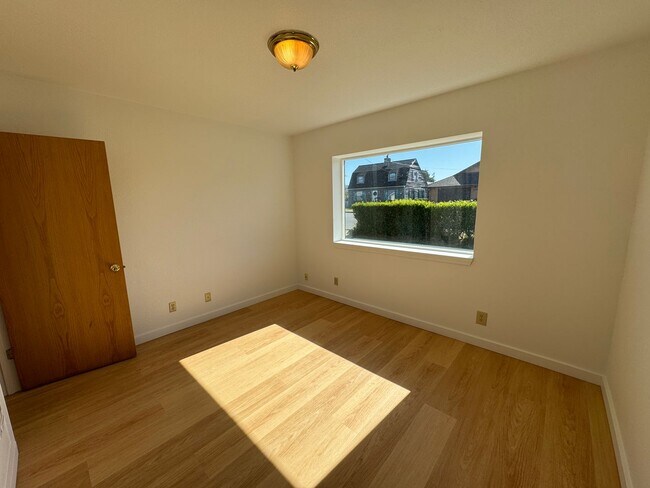 Building Photo - Adorable two bedroom cottage in Newport!