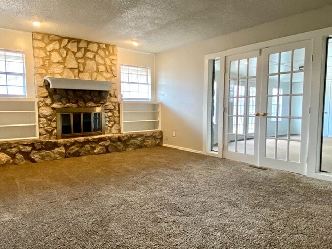 Building Photo - 2900 Pine Ridge Rd