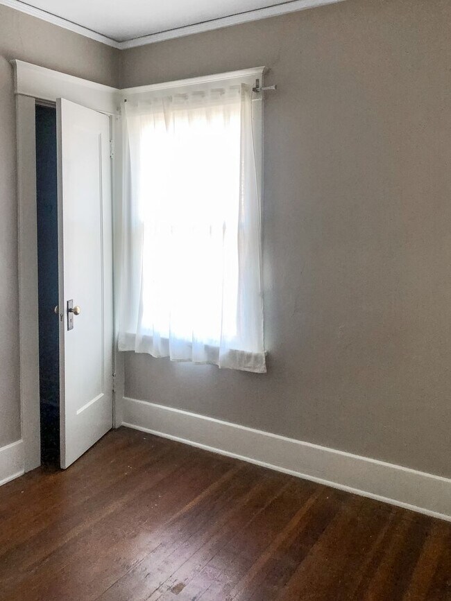 Building Photo - Charming 1 Bedroom  Downstairs Unit****COMING SOON***