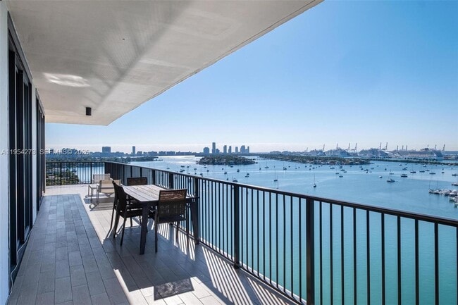 Building Photo - 1000 Venetian Way